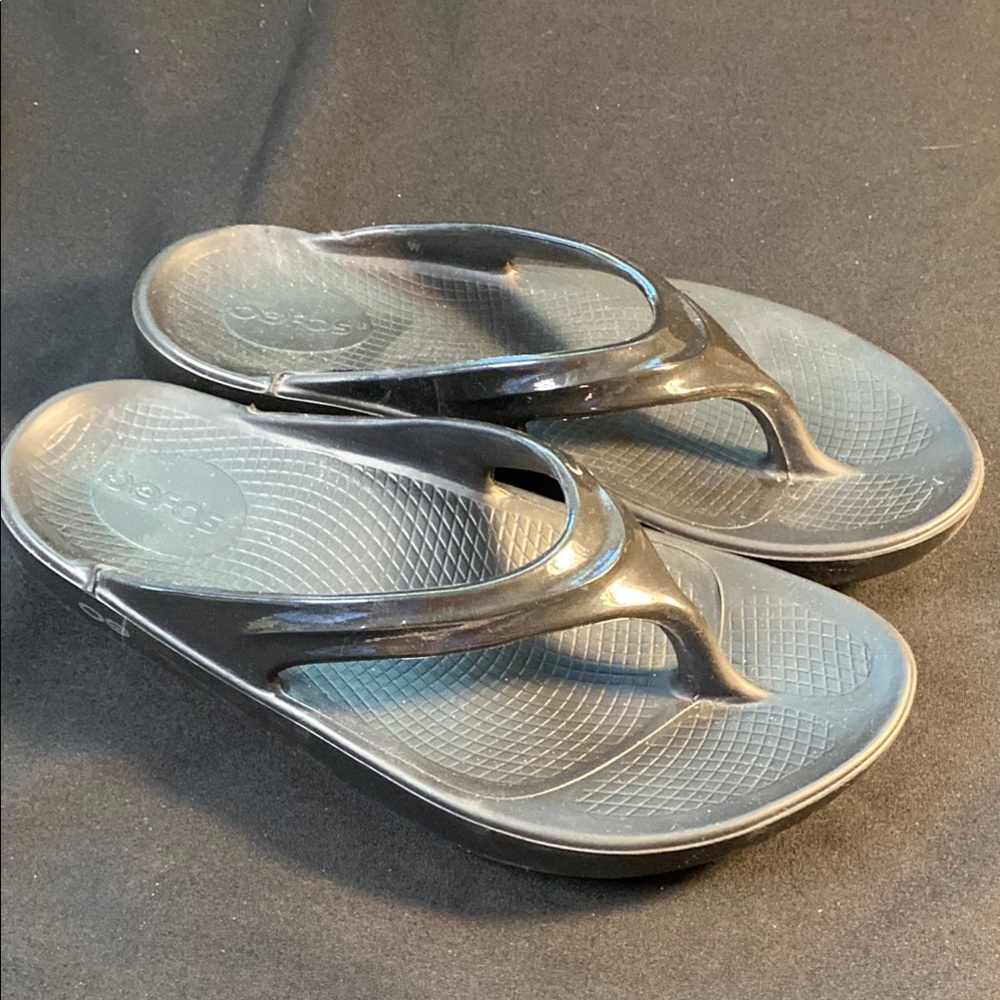 OOFOS women’s Black Flip Flops - 8/39